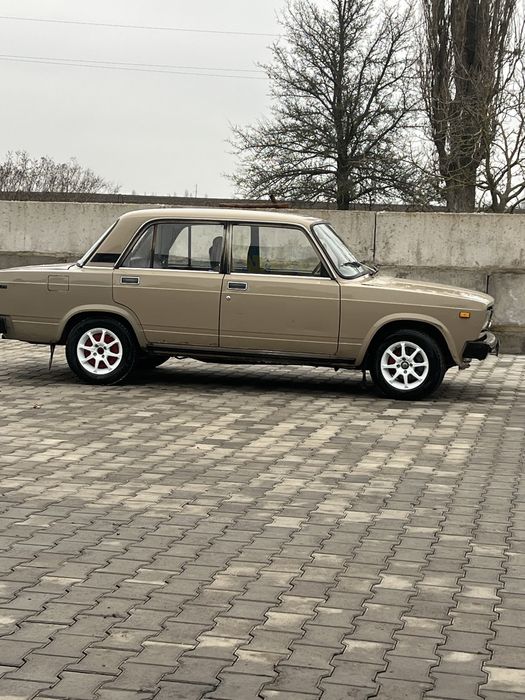 Гарний стан на свої роки , є не значні нюанси по лкп , по двигуну та коробці питань немає , електрика вся працює, пічка дує , на чудовій зимній резині , стоїть гарна акустика , продаю з дисками , не давно мінялась передня ходова (сайлентблоки, шарові , ричаги ) але , є нюанс стукає права шарова  , також треба зробити розвал бо після заміни ричагів його ніхто не робив , є діюча страховка на рік , все життя в одних руках. Продаж по техпаспорту. 
Присутній аргументований торг.