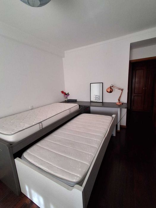 Mobiliário de Solteiro em excelente estado