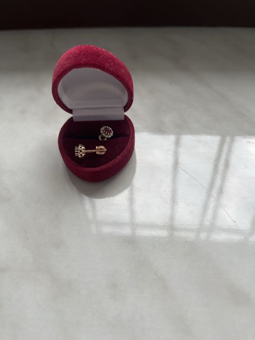Продам серьги пусеты золотые , Zarina, рубин , бриллианты 40 000 грн .