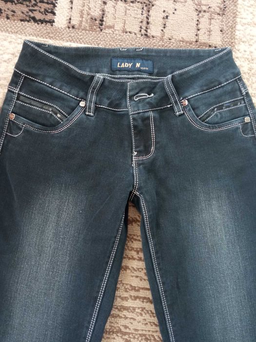 Джинсы женские с белой строчкой