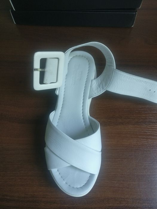 Босоножки кожаные Derem