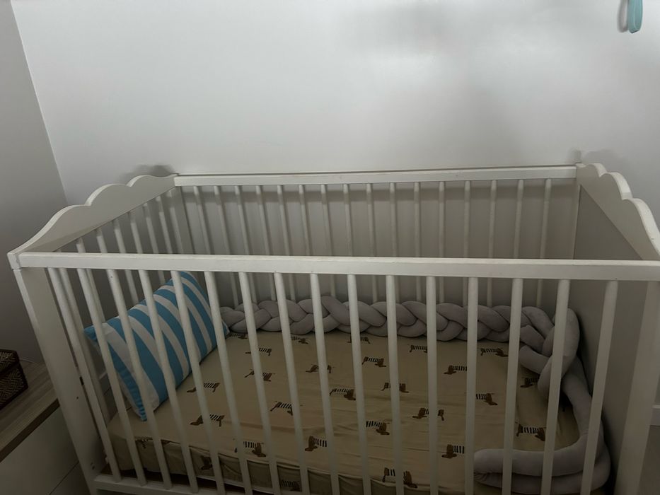 Berço bebé ikea com rodas e colchão