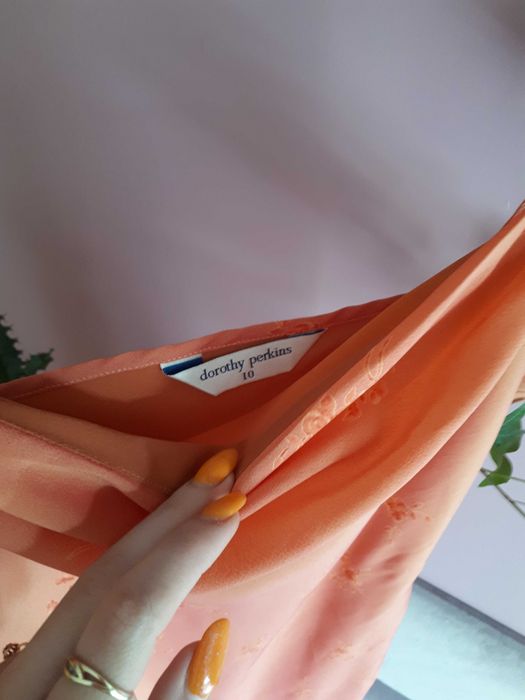 Elegancka asymetryczna sukienka midi w kwiaty z lejącym dekoltem