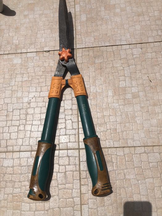 Tesoura de poda usada