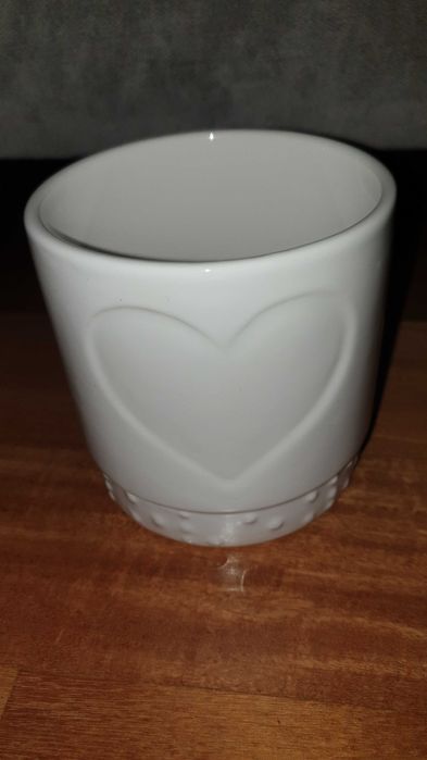 Osłonka, doniczka ceramiczna biała z sercem, stan idealny