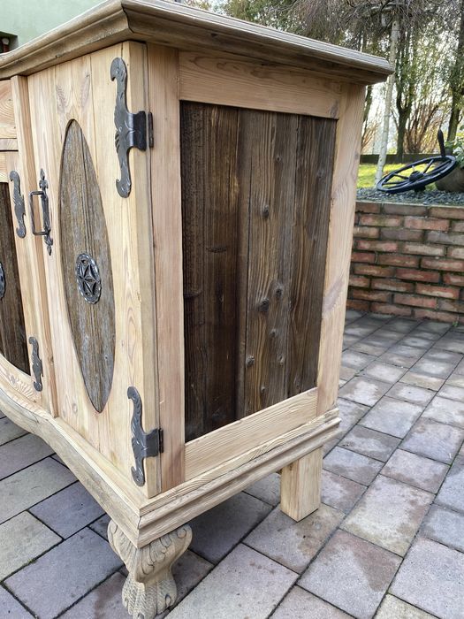 Stara komoda , oczyszczona , surowe drewno.