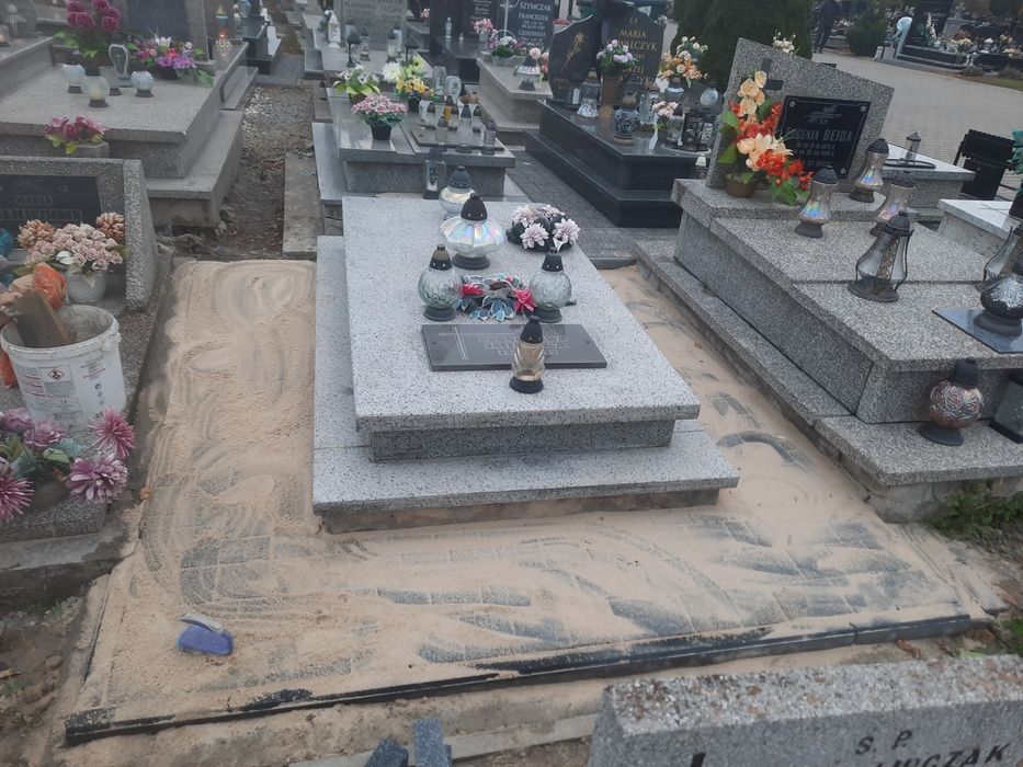Układanie kostki. Mycie Pomników.