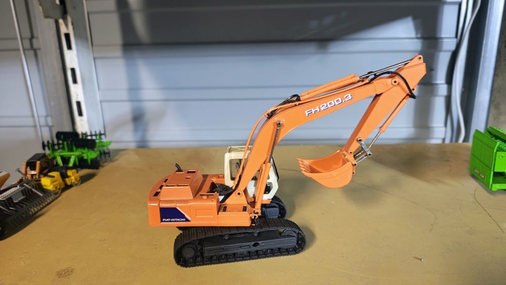 Fiat-Hitachi FH200.3 1;32 Ros