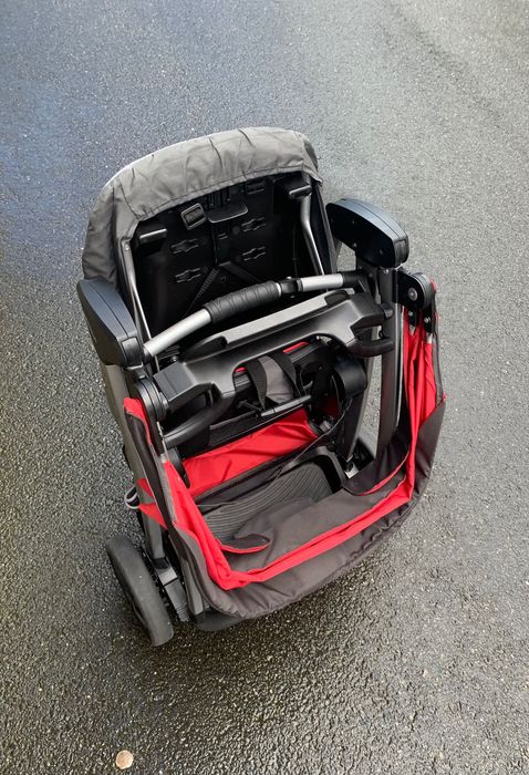 Carrinho de bebé p irmãos em idades próximas.