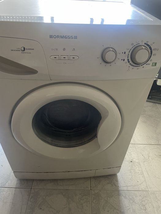 Maquina lavar roupa a funcionar