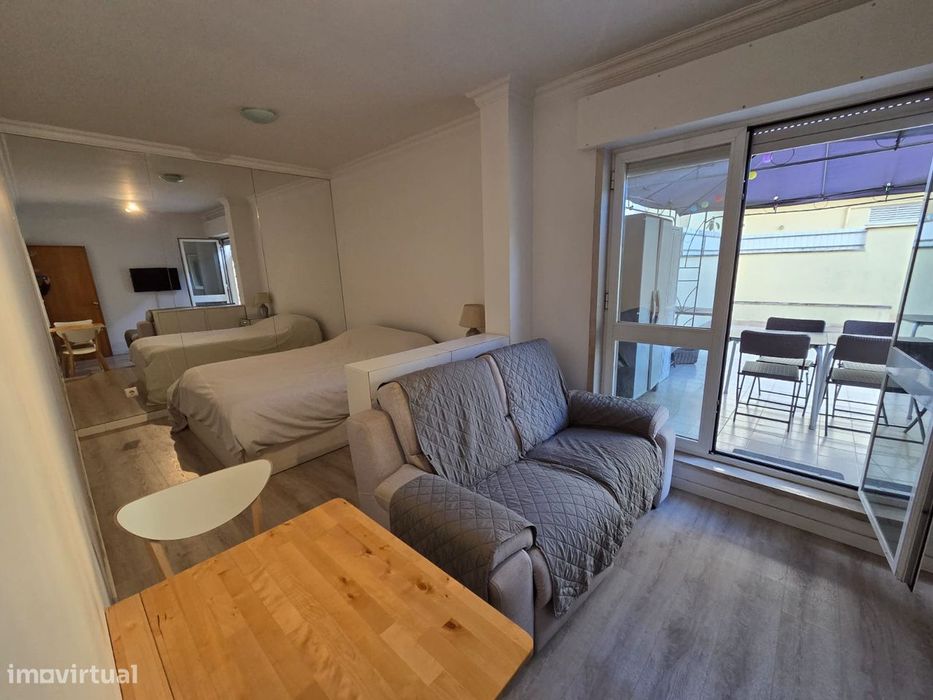 Apartamento T0, com Terraço e mobilado