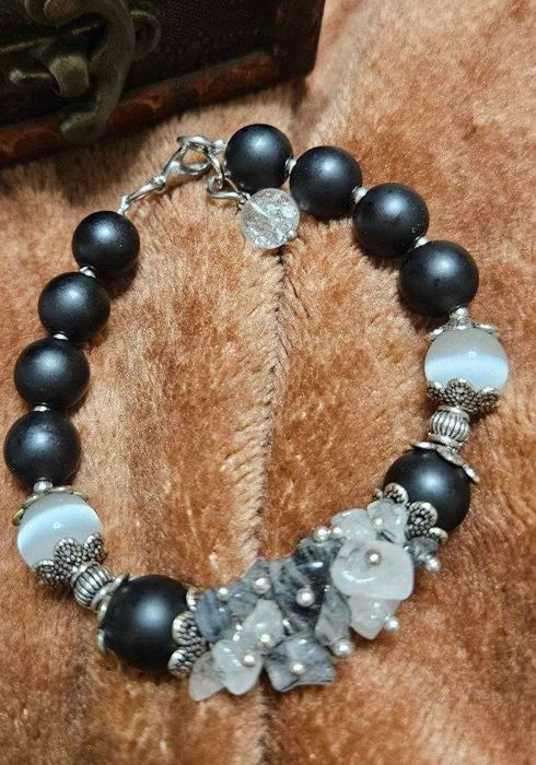 Браслет с натуральными камнями и декоративной фурнитурой