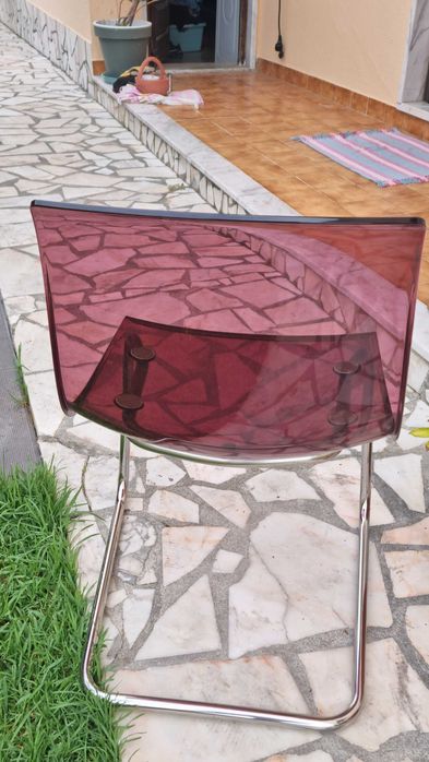 Conjunto IKEA: Mesa Vidro + 4 Cadeiras Vinho – Moderno e Compacto