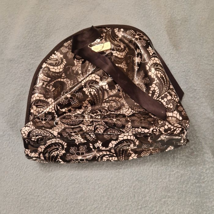 Carteira muito linda Marca CRISTAL LAY.