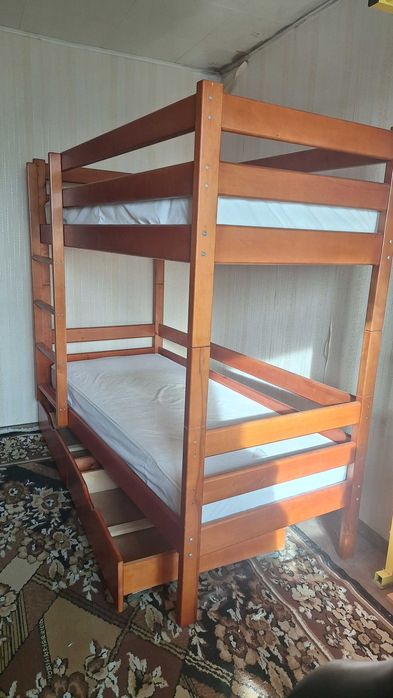 Дитяче двоярусне деревʼяне ліжко