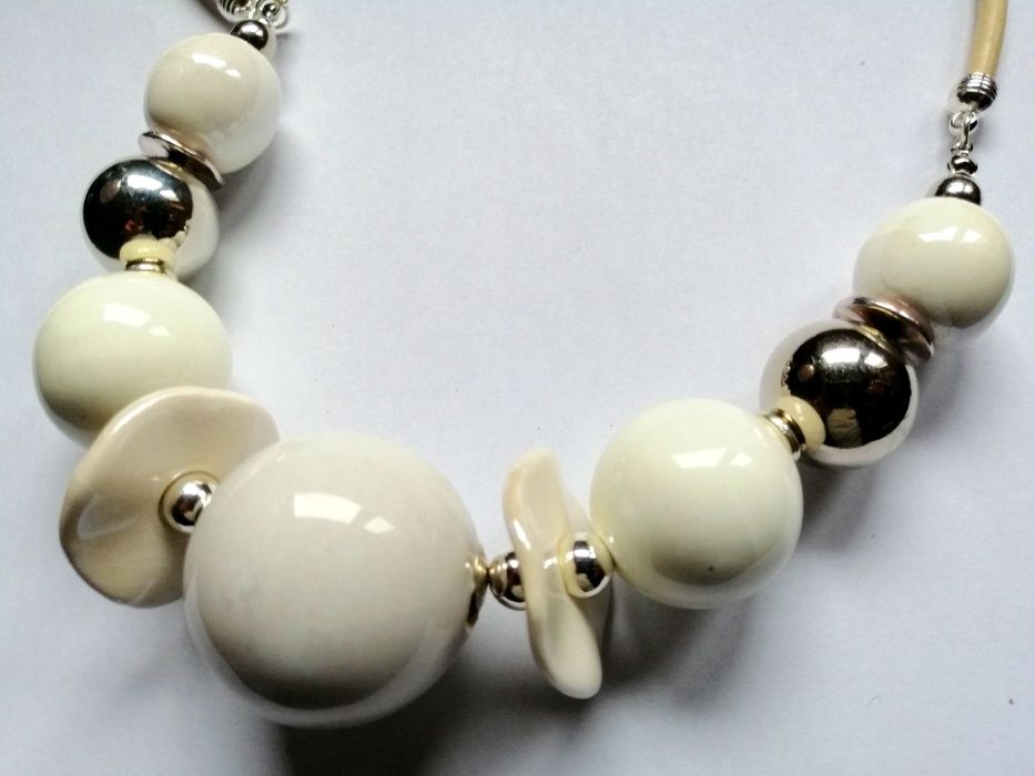 Biała porcelana w srebrnej oprawie, efektowny naszyjnik