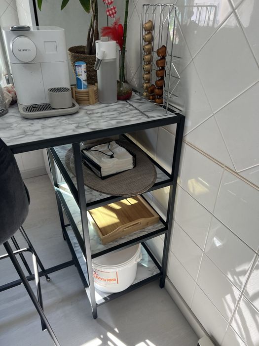 Mesa e bancos altos de cozinha/bar