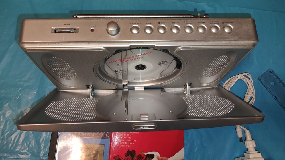 Радио, проигрыватель CD и часы.