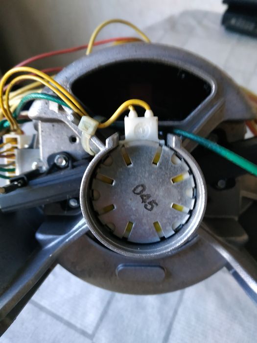 Электродвигатель к стиральной машинке  Electrolux. С приводным ремнем.