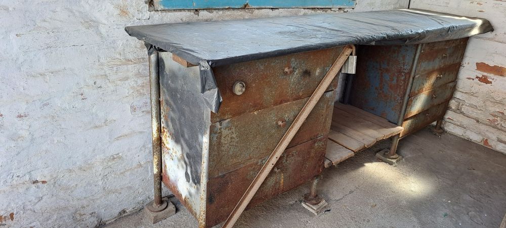 Продам металлический стол-тумбу.Длина-2,20,Высота-82,Глубина-50.