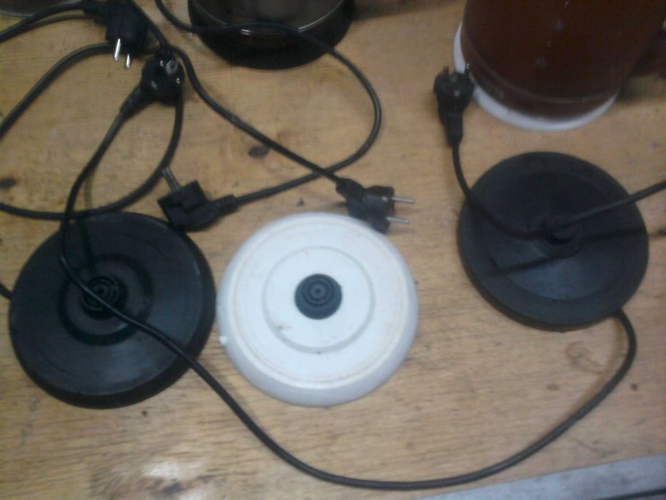 Чайники электрические на запчасти 5 шт . 3 подошвы . Цена за всё 300 .