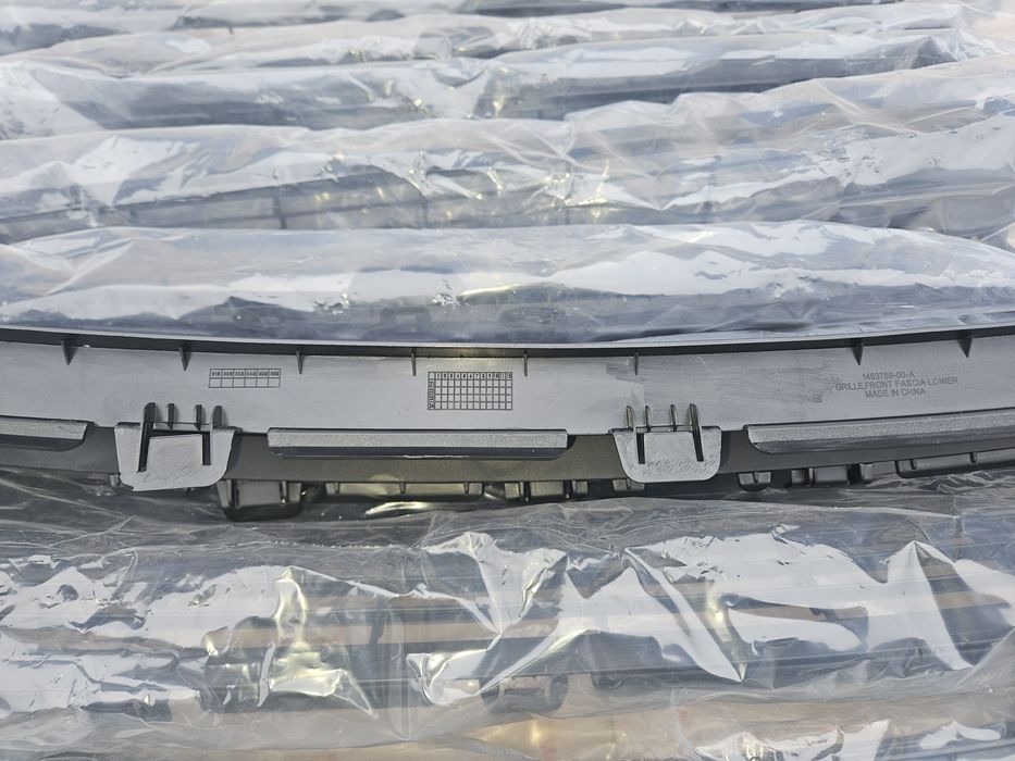 Решётка переднего бампера гриль Tesla Model Y 1493759