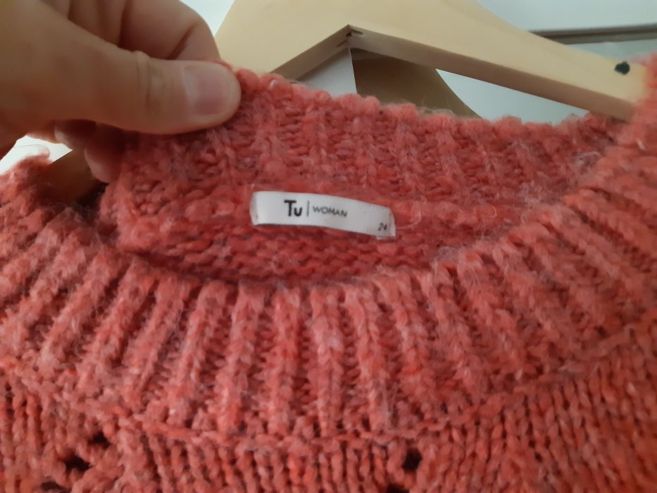 Piękny koralowy sweter Tu