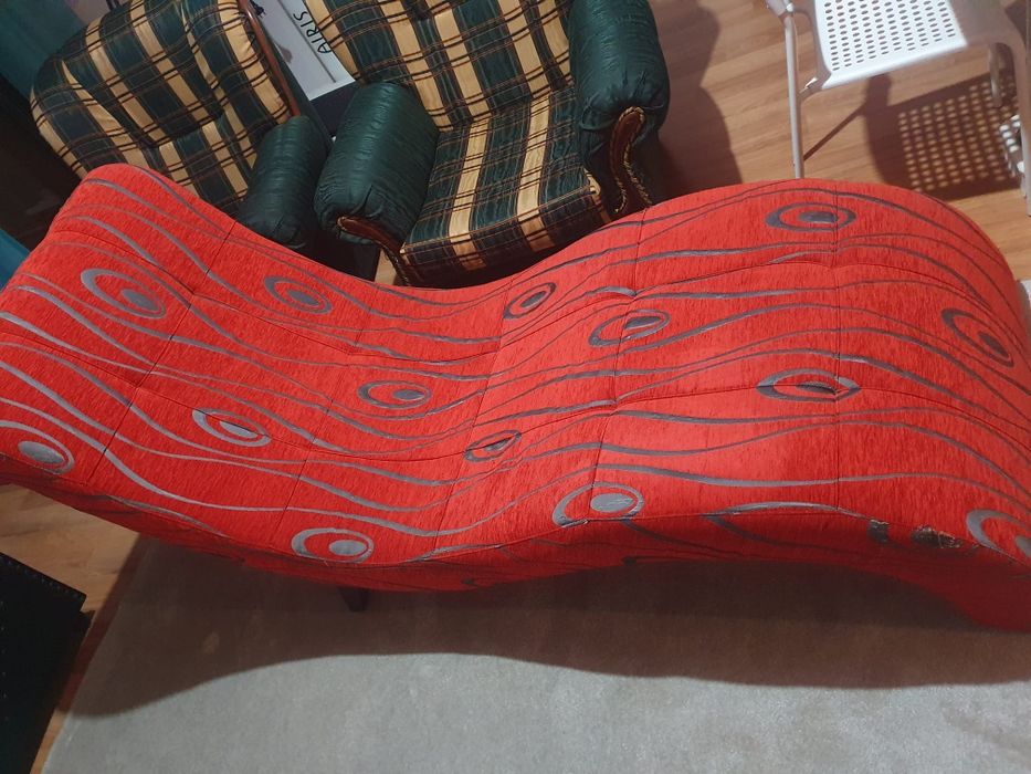 Divã vermelho usado