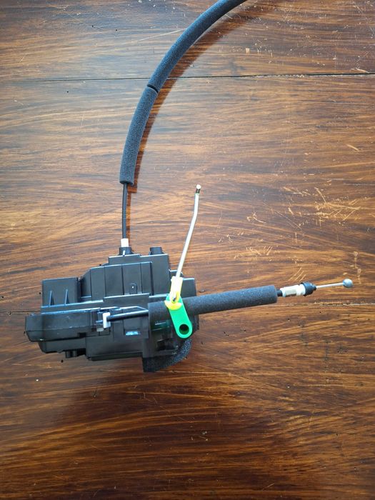 Fechadura / tranca / Fecho porta Nissan Navara D40