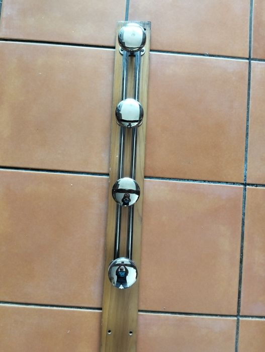 Cabide pode ser junto ou passar a dois em madeira e inox