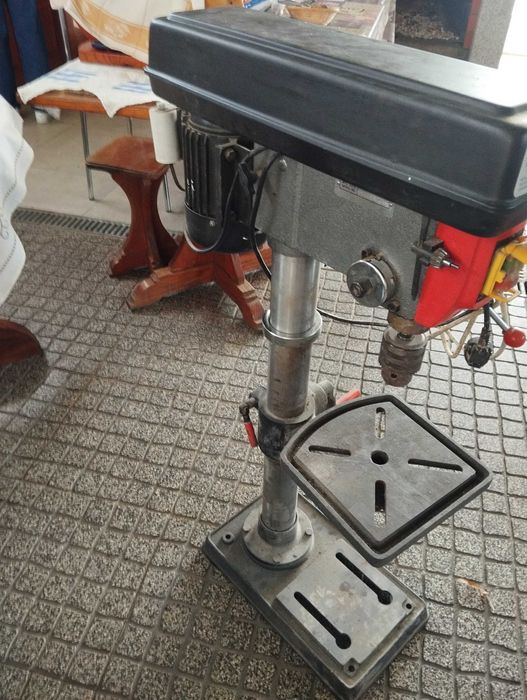 Máquina de coluna de furar