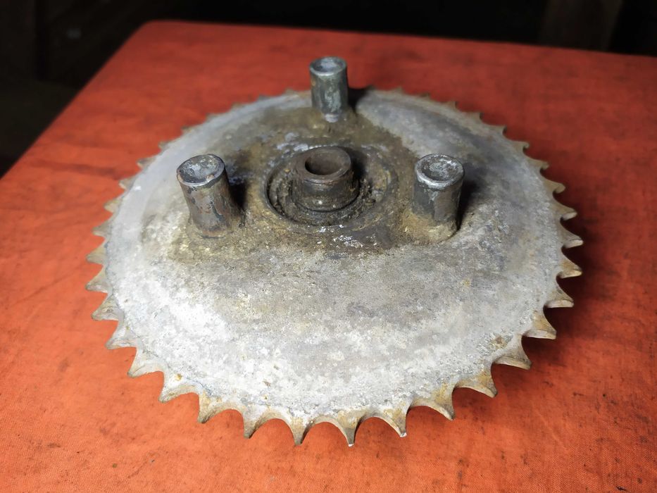 Задняя звезда вместе с приводом спидометра на мопед Рига 1, Рига 3