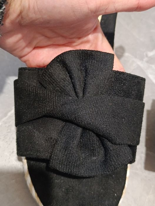 Damskie klapki z kokardką.