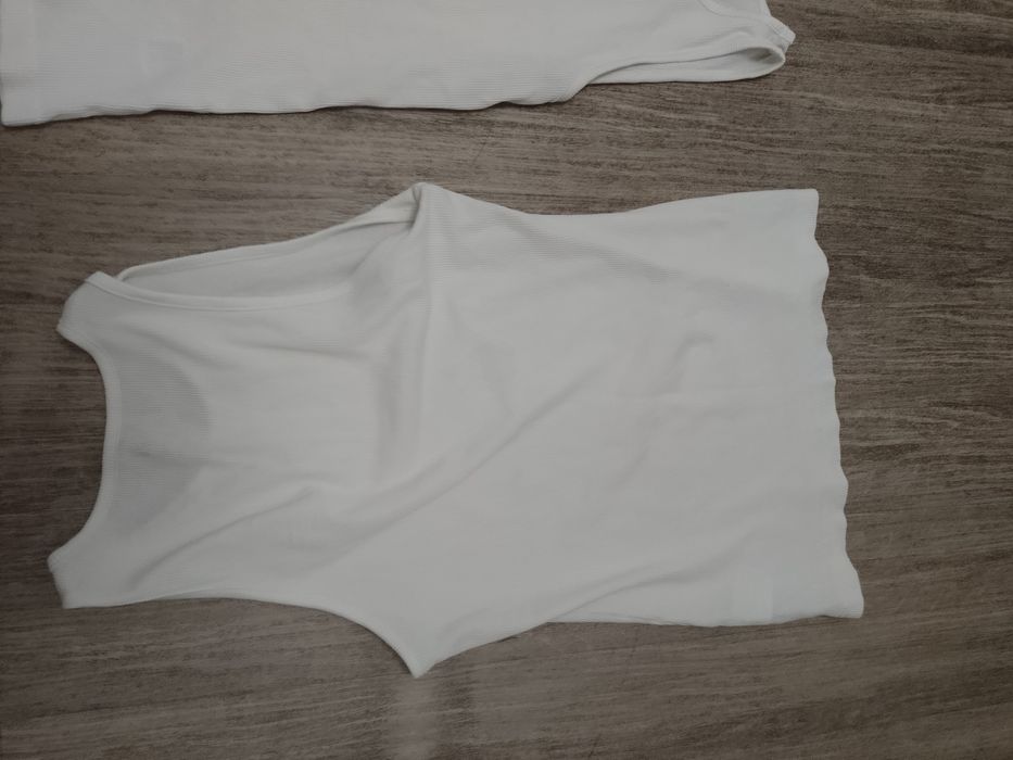 Sprzedam dwie męskie podkoszulki rozmiar S firmy H&M.