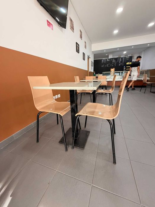 Conjunto de Mesas e Cadeiras para Café / Restaurante