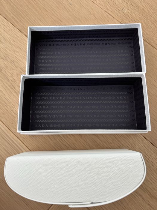Etui na okulary i pudelko Prada