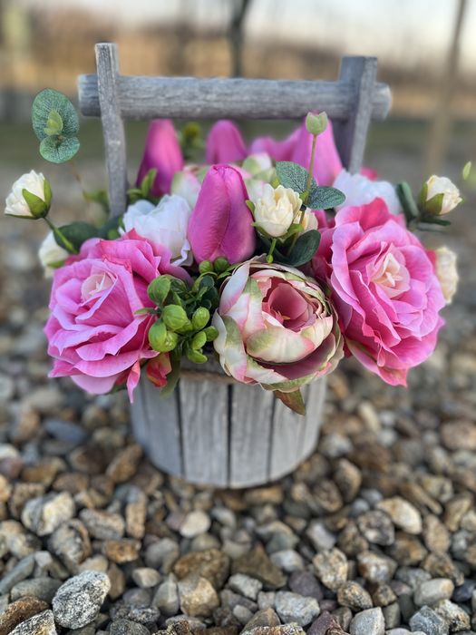 Kompozycja kwiatowa tulipany drewniana studzienka stroik na cmentarz