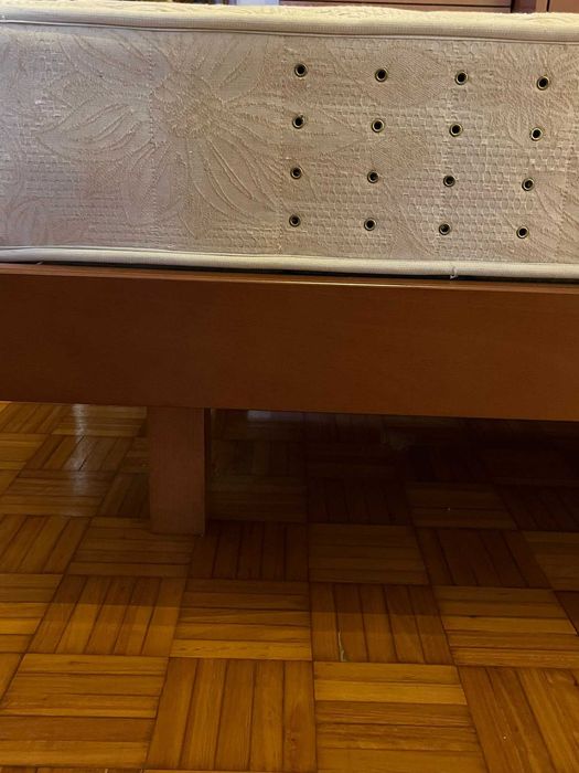 Cama + Mesa de Cabeceira