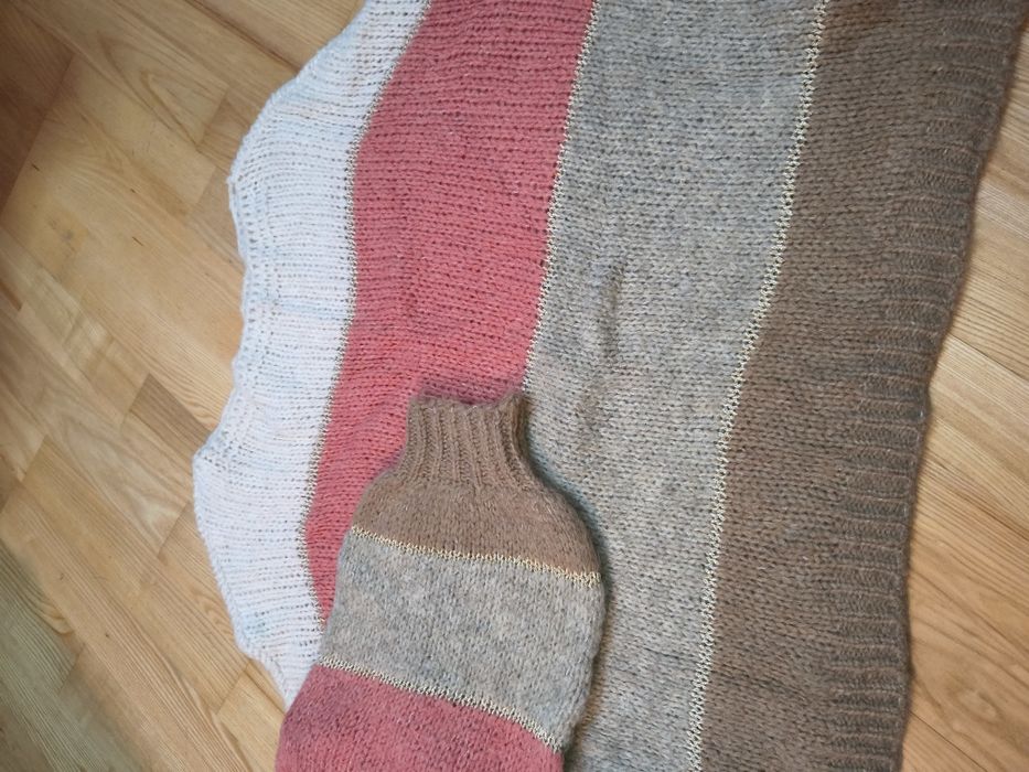 Sweter kolorowy z złotą nitką