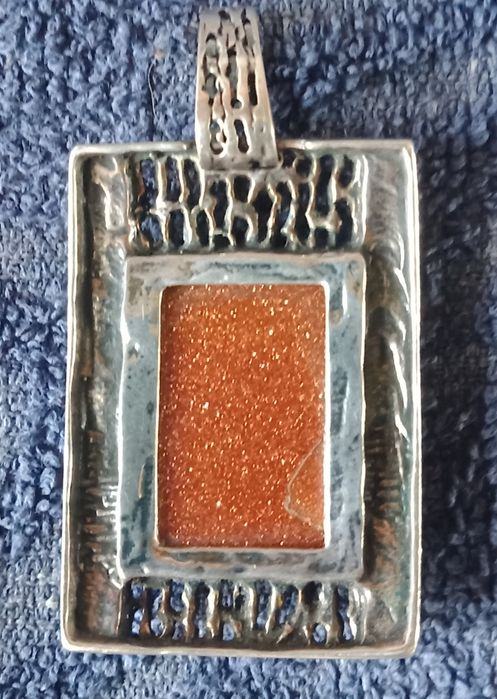 Srebrna zawieszka z piaskiem pustyni