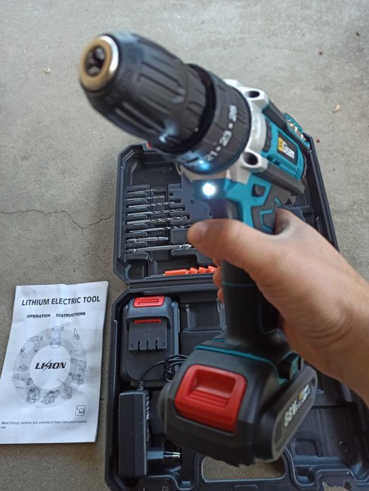 Aparafusadora Gisam, com duas baterias e extras.