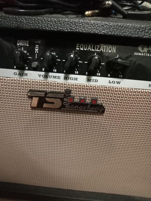 Продаю гитару с комбоусилителем