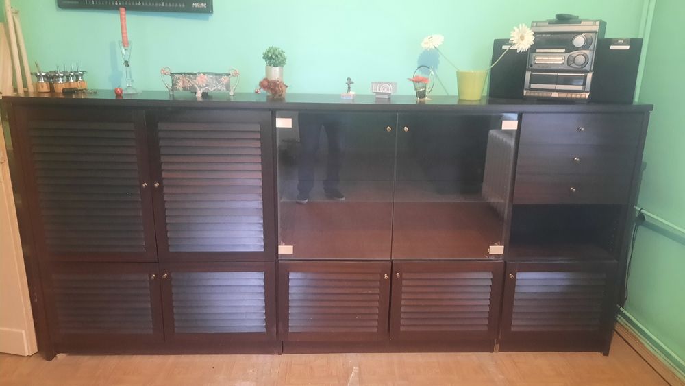 Meble komoda ciemny  brąz z szybami.