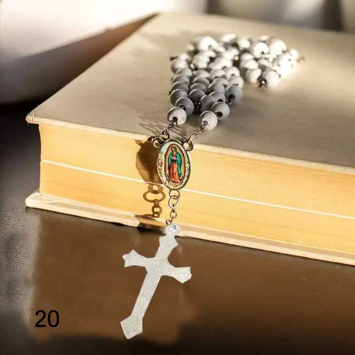 Білий розарій з дерев'яними намистинами з ароматом в коробочці, чотки