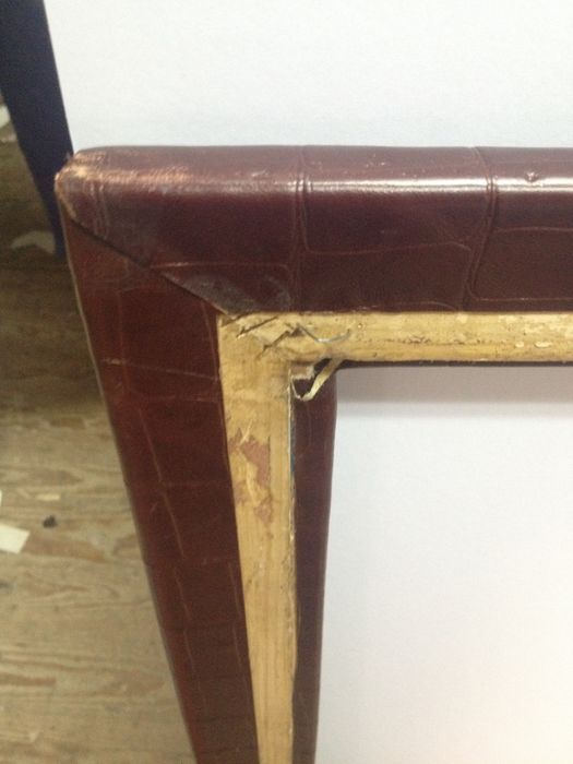 Moldura em pele em bom estado