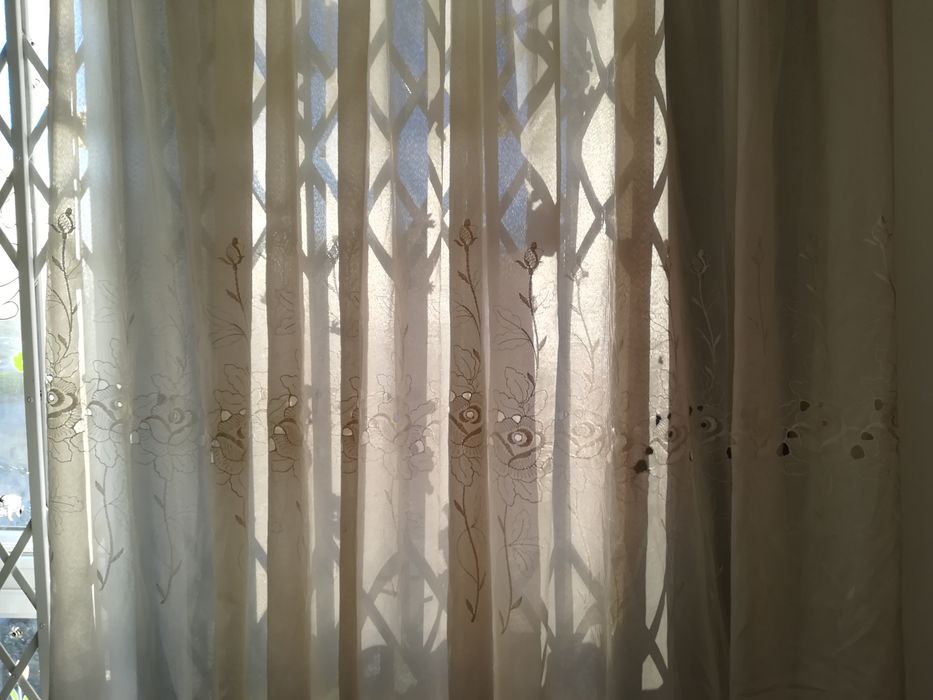 Baixa de Preço. 2 Cortinados bordados originais.