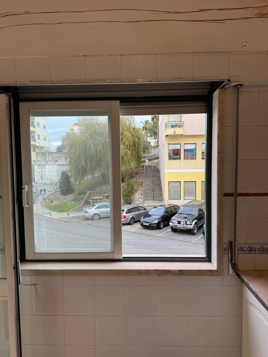 Conjunto de 5 Janelas e Portas-Janelas em Alumínio  com Estores – 650€