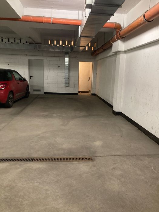 Miejsce postojowe pod budynkiem wynajmę. Lokalizacja-centrum