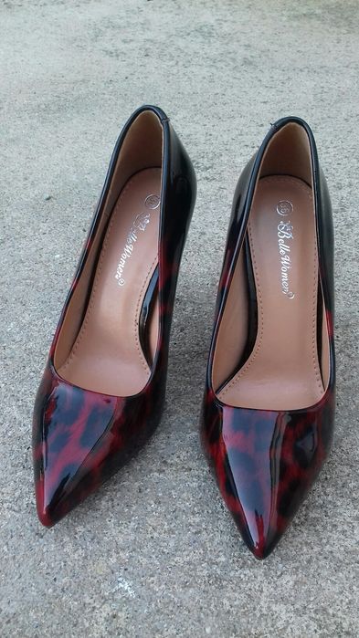 Sapatos de saltos altos