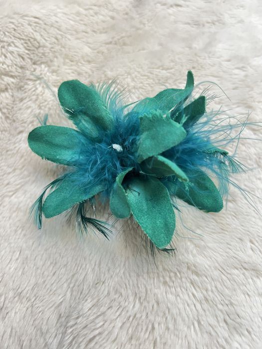 Piękna spinka z piórkami i